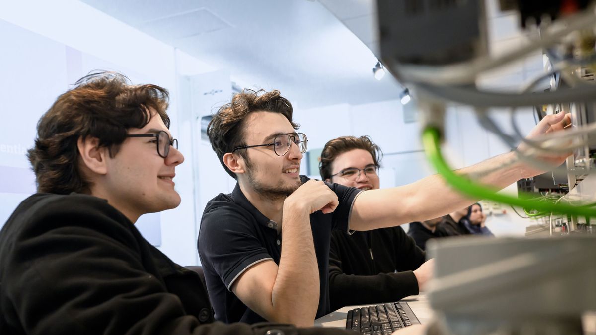 Studii de licență la Facultatea de Inginerie Electrică și Energetică